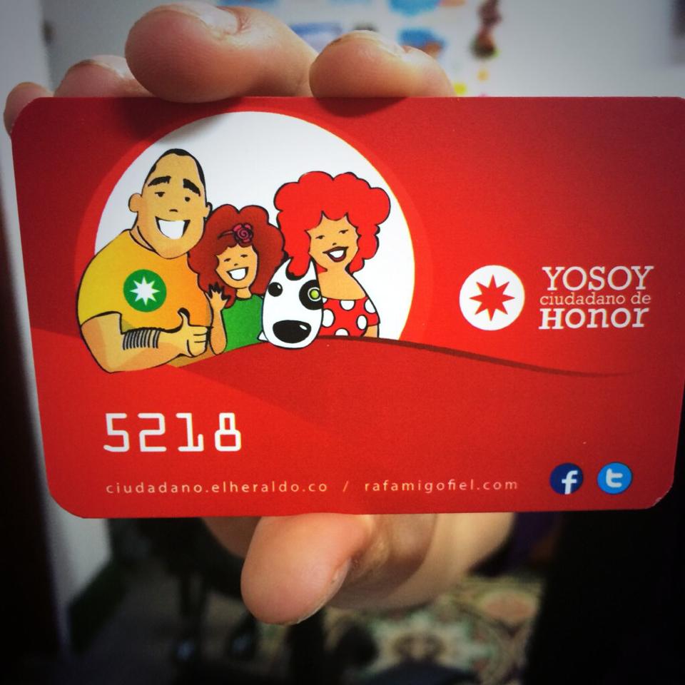 Con orgullo mostró su carnet a todos.