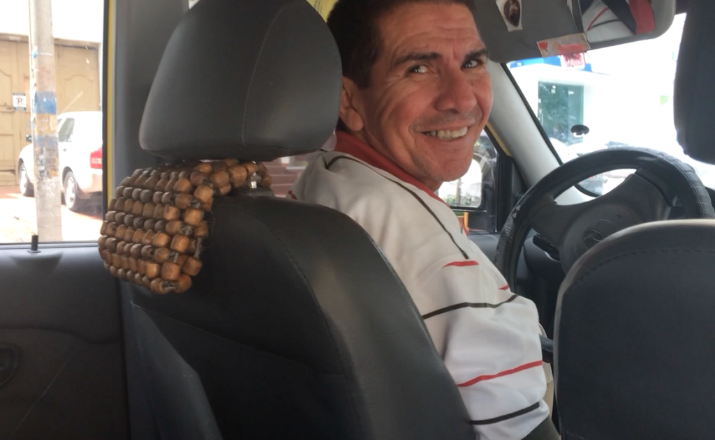 Jairo Quevedo, taxista que recibe su cédula de Ciudadano de Honor.