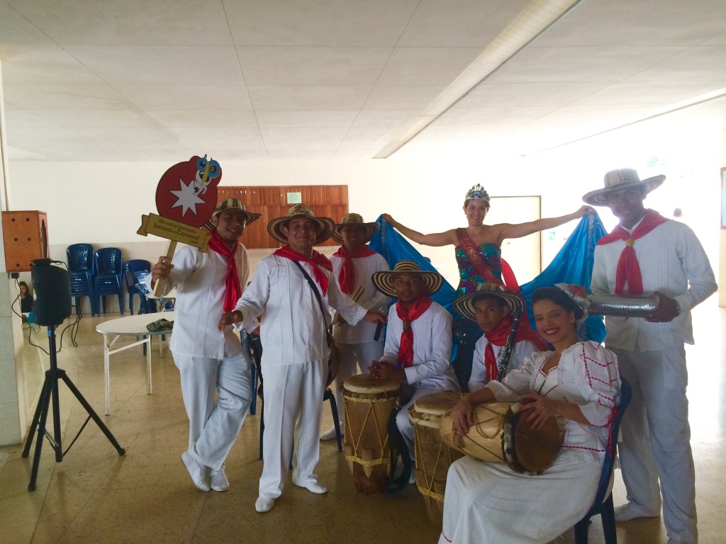 Ciudadanos practican cultura ciudadana con la Familia Rueda de Ciudadano de Honor.