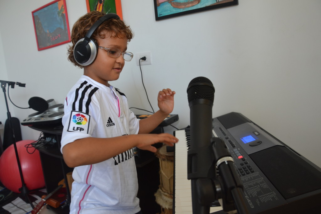 En su casa Sammyquillero tiene toda clase de instrumentos y grabadoras en las que se divierte en el rol de locutor, explorando sonidos y las variaciones de su voz.
