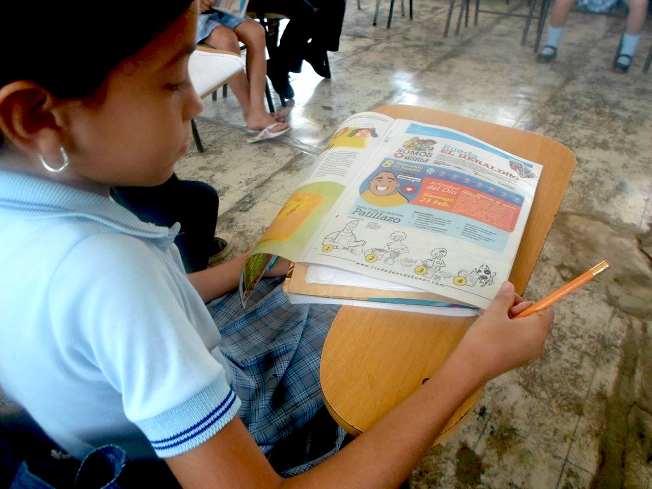 Los pequeños lectores se divierten haciendo su hoja de actividades.