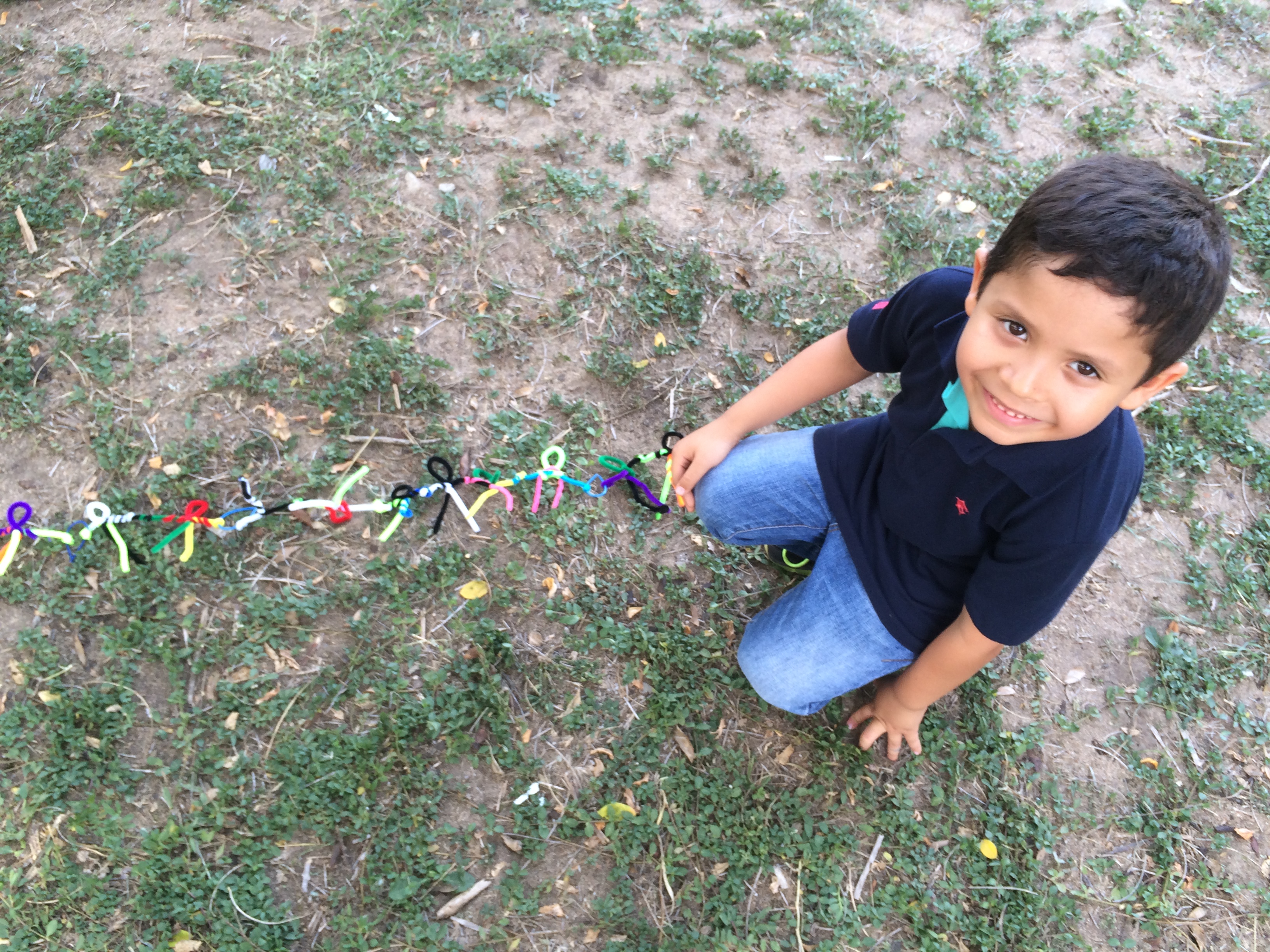 Julian goza con Rrrrrr. Cadena de manualidades en el Parque Sagrado Corazón.