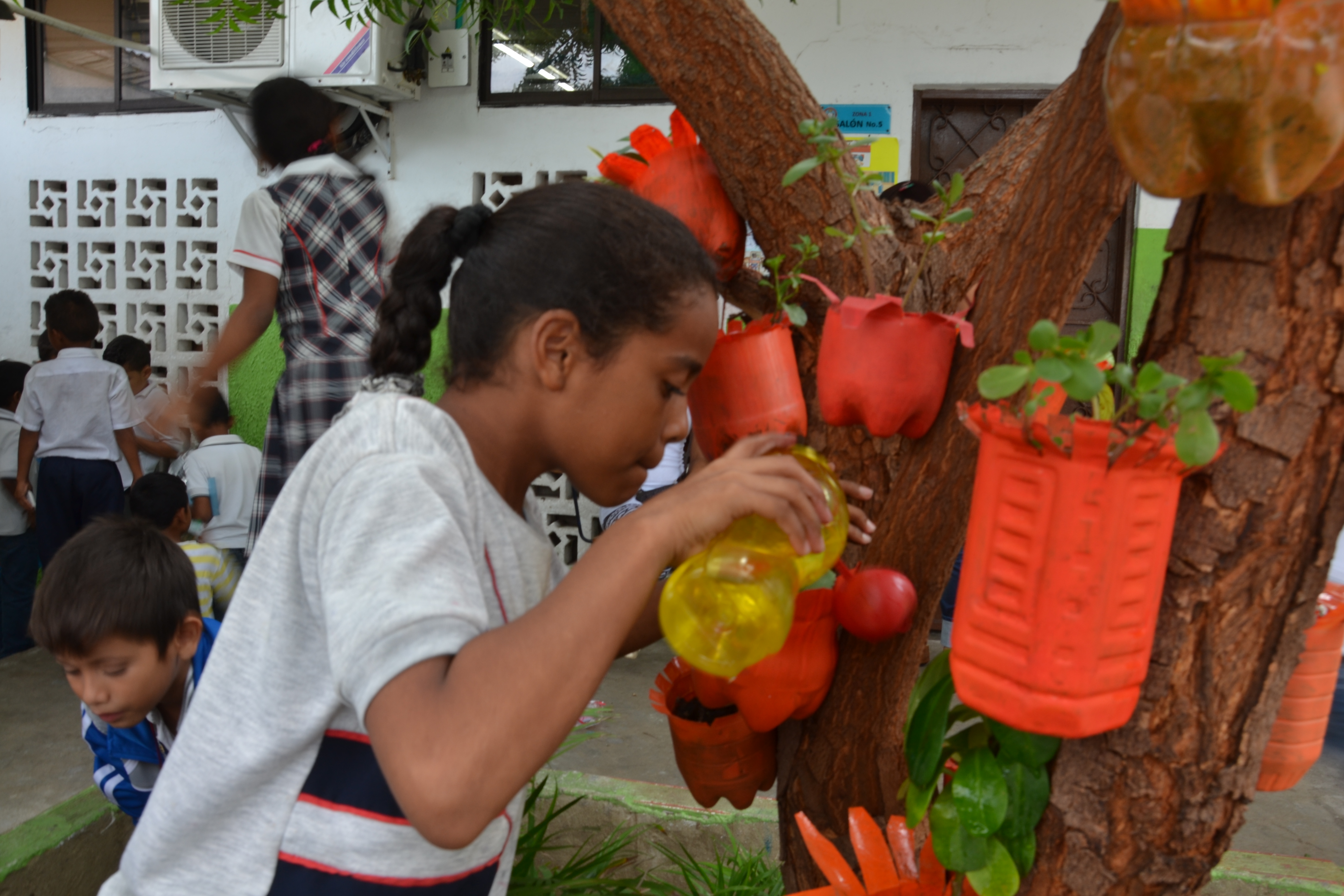 El cuidado de cada Jardín Vertical ha enseñado a los niños a ser protectores de la naturaleza.