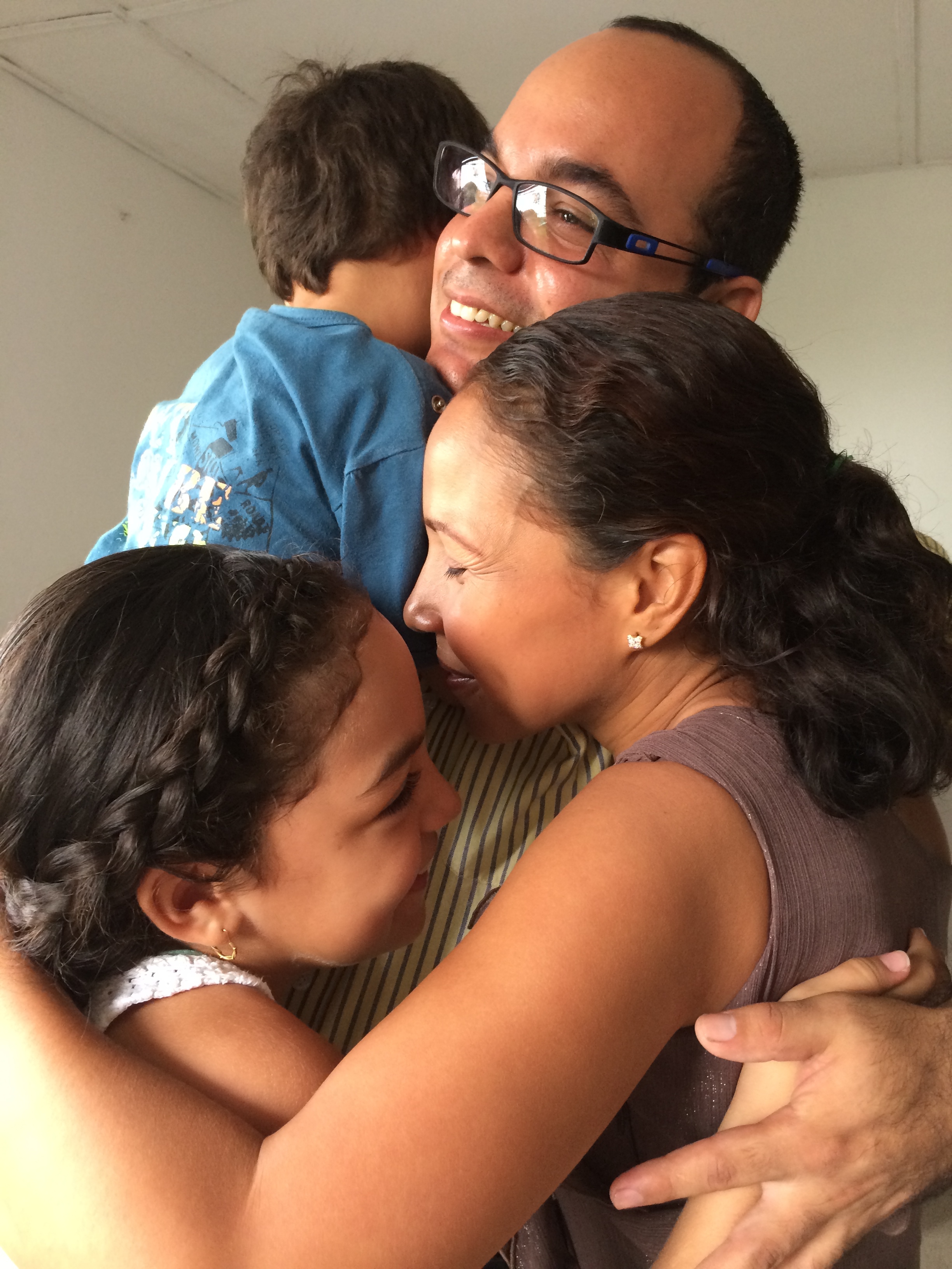 El abrazo familiar, los besos y los abrazos de piernas son formas ingeniosas de decir: ¡Te quiero!