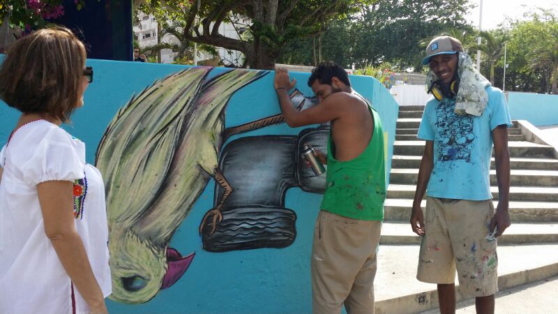 Lapiz y Kenort del colectivo de Graffiti Rebel Arte fueron los creadores de la colorida intervención artística en las paredes del Parque Sagrado Corazón con imágenes alusivas al cuidado del agua.